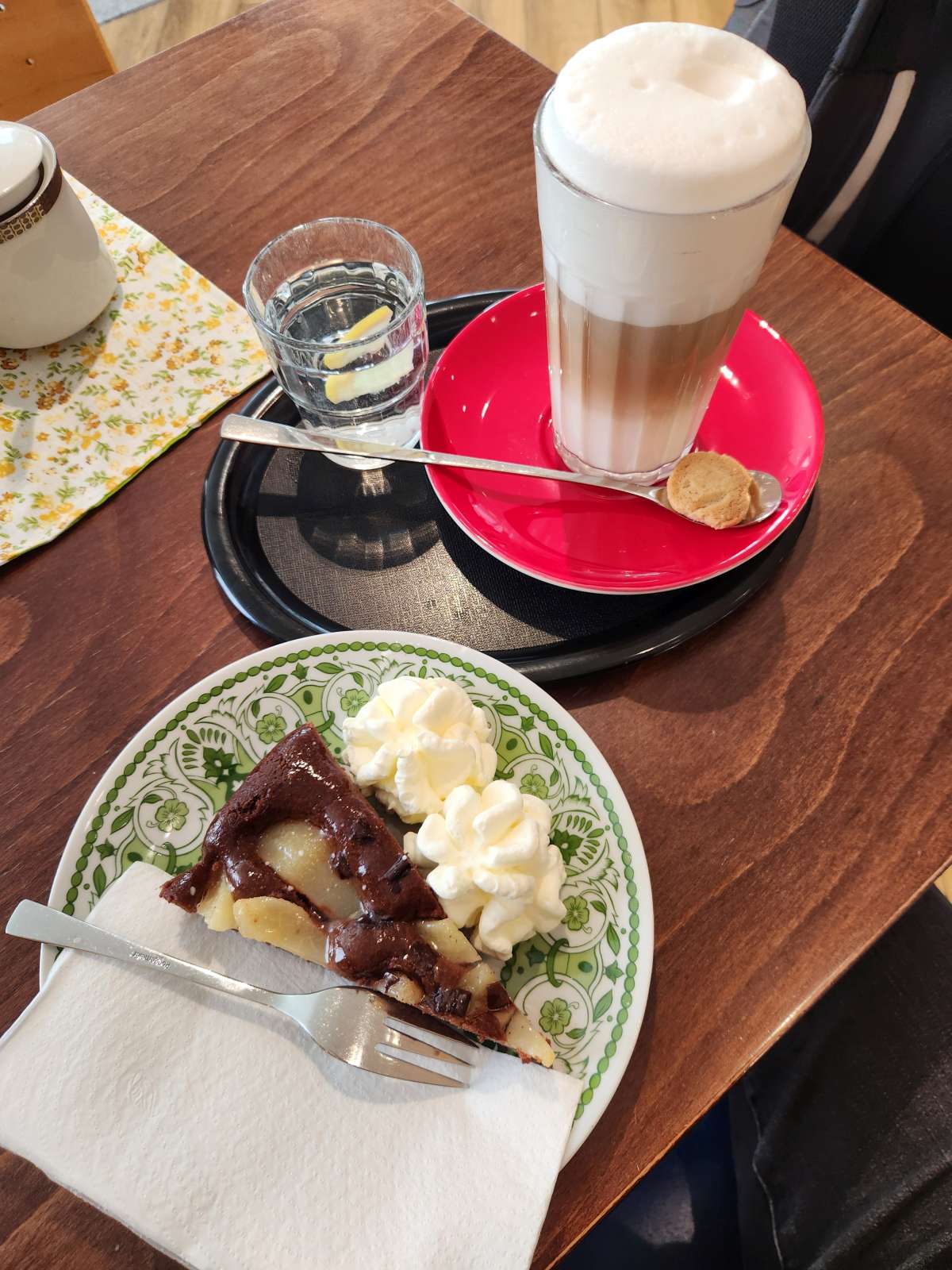 Latte Macchiato und Schoko-Birnen-Kuchen